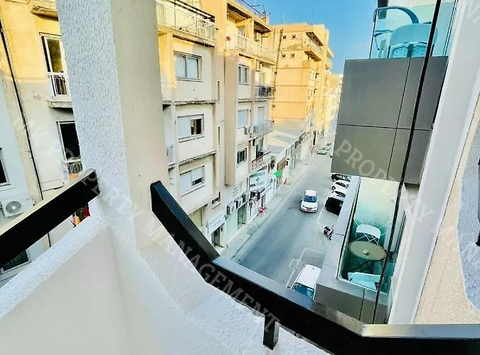 Milos Center Apt. 32 アパート