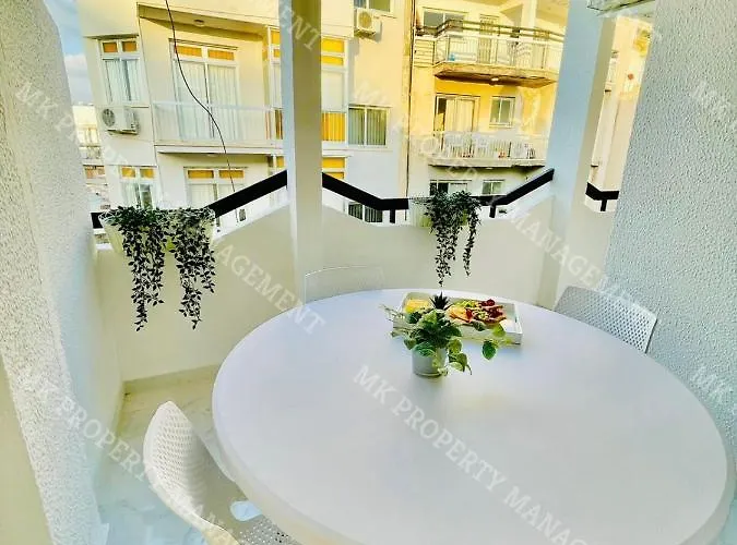 Milos Center Apt. 32 アパート *